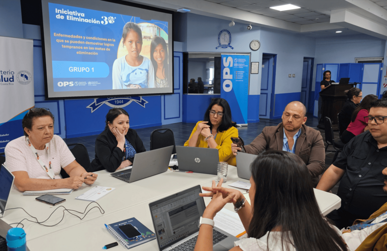 Participantes de un de las mesas de trabajo durante la discusión grupal