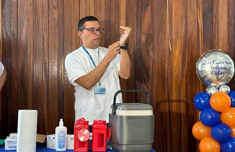 Vacunador alistando la vacuna