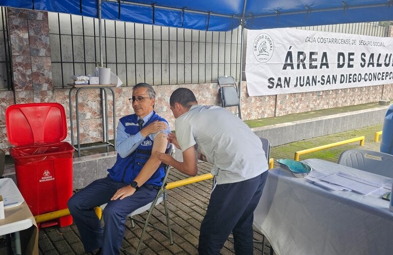 Representante de la OPS/OMS recibiendo la  vacuna contra influenza