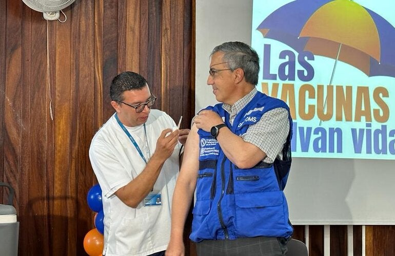 Representante de la OPS/OMS recibiendo la vacuna
