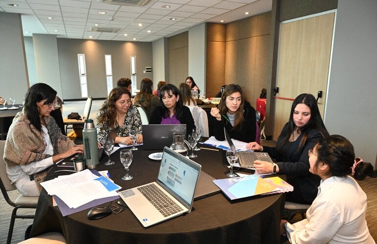 Foto de un grupo trabajndo durante el curso