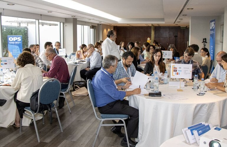 participantes trabajando en grupos