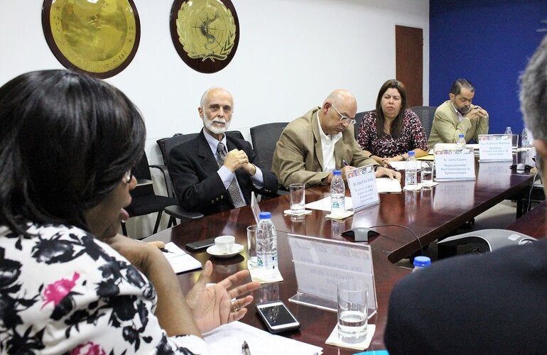 Directora con un grupo de representantes de la sociedad civil de Venezuela