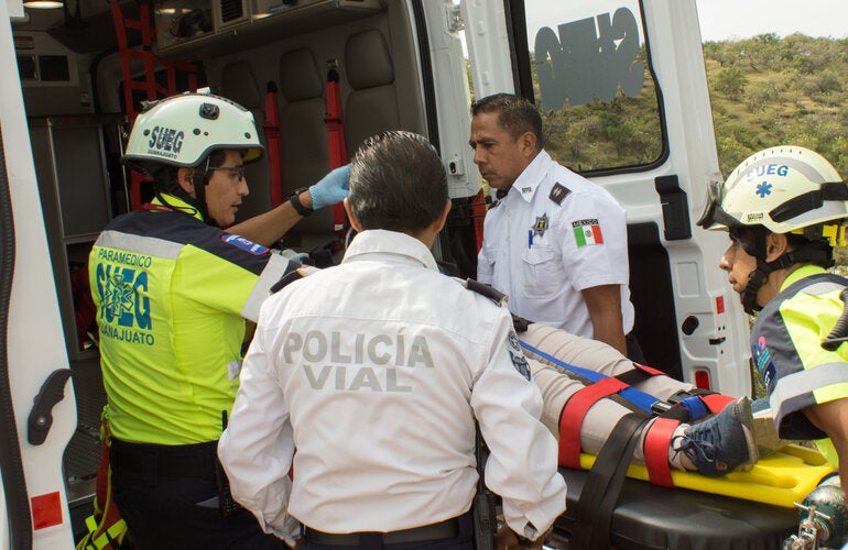 Atención a lesionado en la vía