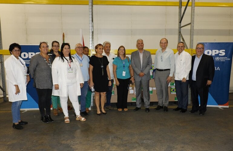 Participantes en acto de entrega de donación de Brasil