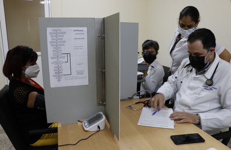 "Especialistas durante ejercicio de validación de esfigmomanómetro"""