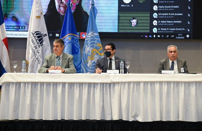 Autoridades del Ministerio Público junto a representante de OPS, durante encuentro.