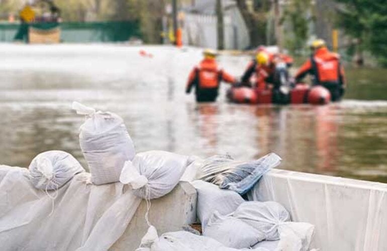 Personal de rescate durante una inundación 