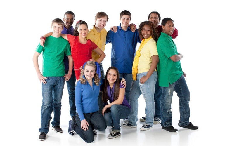 Grupo de adolescentes de varias étnias