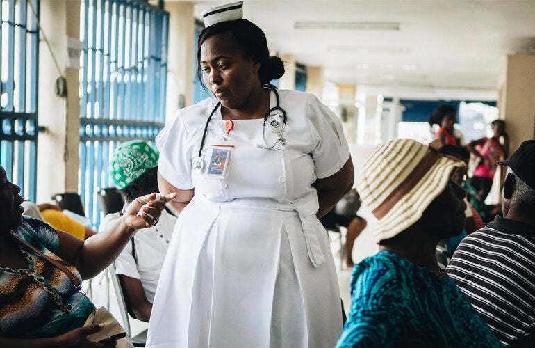 Enfermera revisando pacientes