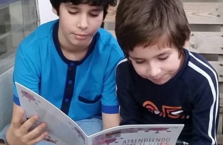 sergio y Eduardo leen la historieta