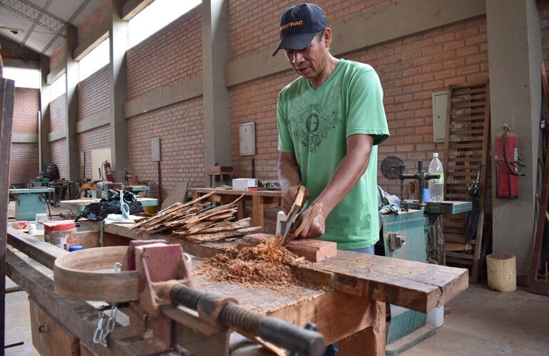 Un equipo de comunicadores y promotores locales de salud están a cargo de la producción de materiales radiofónicos en español y guaraní
