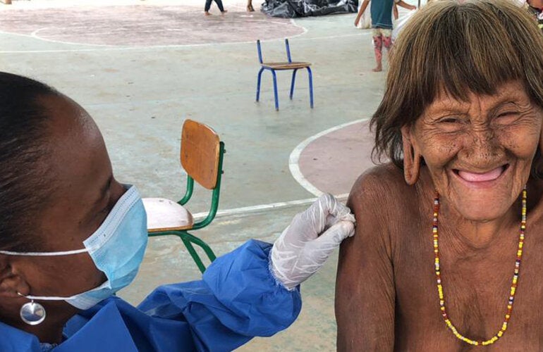 Mujer indígena mayor es vacunada