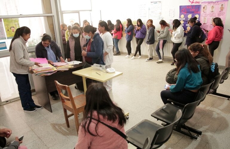 Personas esperando para la conserjerías en salud sexual y reproductiva