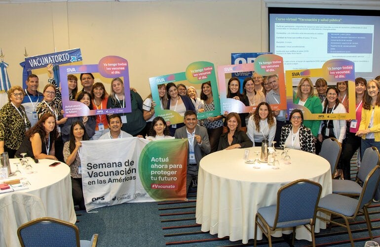 Foto de jefas y jefes PAIS con los carteles de la Semana de la Vacunación en las Américas