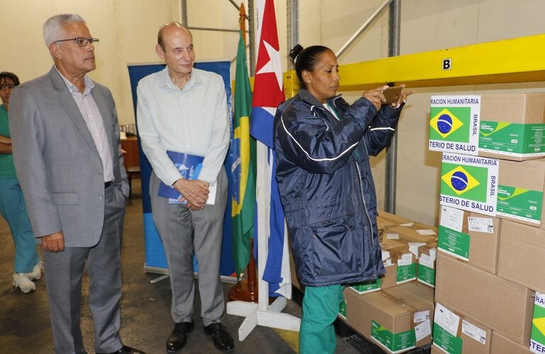 Especialista recepciona donación de Brasil