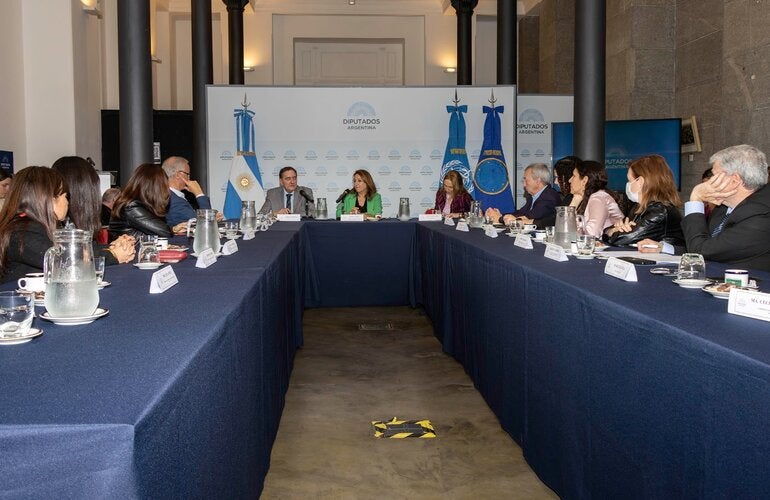En Argentina y ante legisladores, Director de la OPS alentó a ratificar el Convenio Marco para el Control del Tabaco de la OMS