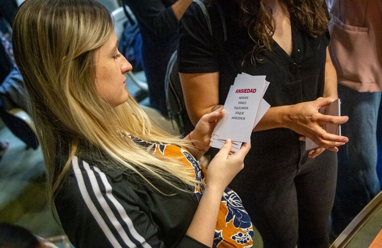 Persona interactuando con una carta del kit