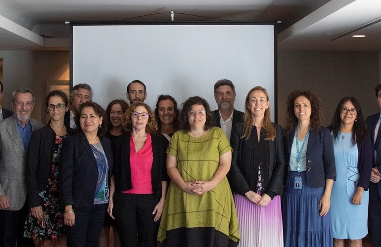 Foto de la misión que visitó Argentina y autoridades sanitarias y representantes del laboratorio