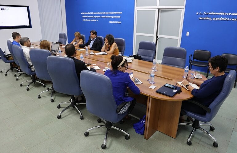 Intercambio durante visita del equipo de la OPS/OMS a la UCI