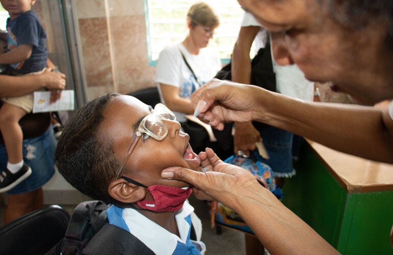 Niño recibe vacuna antipoliomielítica en Cuba durante SVA 2023
