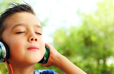 Niño con audífonos