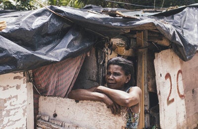 Mujer viviendo en pobreza extrema