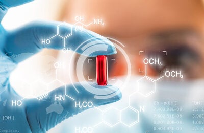 Persona inspecciona capsula
