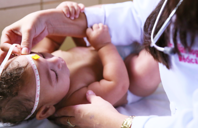 Pediatra midiendo la cabeza del infante