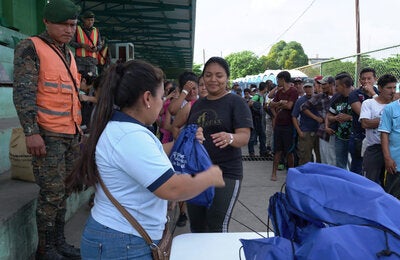 Brindando apoyo humanitario a las personas de la caravana de migrantes centroamericanos.