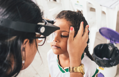 Mujer indígena es examinada