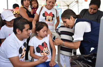 Más de 2.5 millones de niñas y niños menores de 7 años fueron vacunados contra la polio y sarampión durante la campaña. Fotografía cortesía del Ministerio de Salud. 