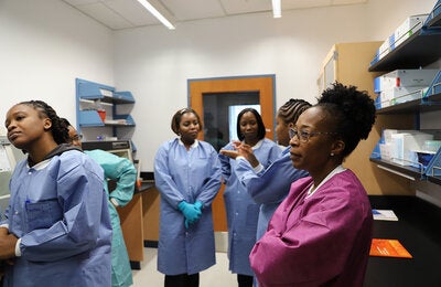 training at the Best-dos Santos Public Health Laboratory