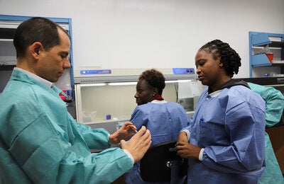 training at the Best-dos Santos Public Health Laboratory