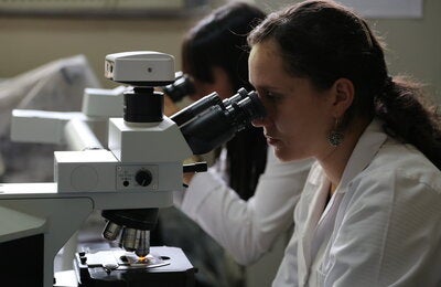 Mujer en laboratorio