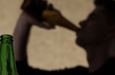 Persona bebiendo en casa