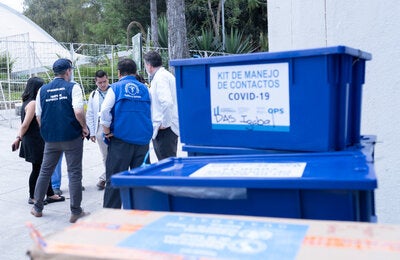 Equipos de protección personal son entregados por OPS/OMS en GuatemalaKits de equipo de protección personal (EPP), kits de manejo de contactos y material de comunicación de riesgo  han sido entregados por la OPS/OMS al Gobierno de Guatemala para que sean utilizados en centros de atención a pacientes afectados por la enfermedad del COVID-19.  Guatemala, 30 de marzo de 2020. Kits de equipo de protección personal (EPP), kits de manejo de contactos y material de comunicación de riesgo  han sido entregados por l