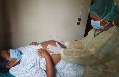 Partera atiende a paciente durante el nacimiento