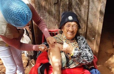 Mujer siendo vacunada