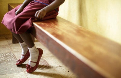 Niña sentada en banca