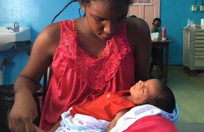 Mujer e hijo en Guyana