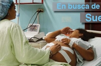 Doctora revisando a mujer en estdo de embarazo