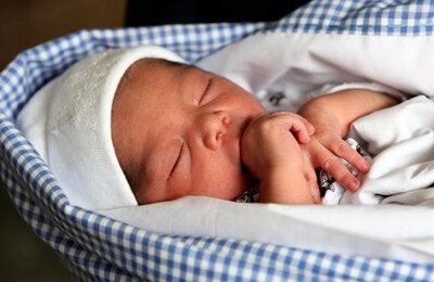 Recién nacido durmiendo envuelto en una manta