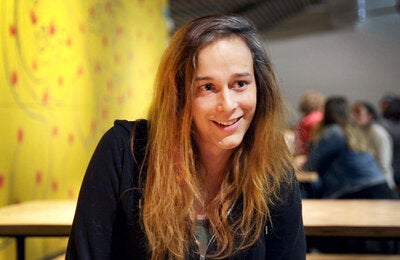 Luana, mujer trans visitando el policlínico de Saint Bois