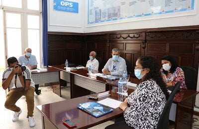 Autoridades-salud-cubanas-y-Representante- OPS-OMS-con-medios