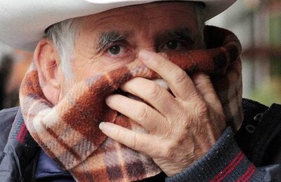 Hombre se cubre la cara