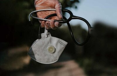  Estetoscópio e máscara