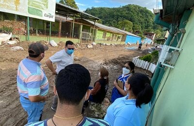 centro de salud afectado por tormentas tropicales
