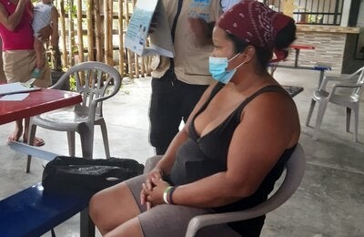 voluntario-atiende-paciente-en-albergue