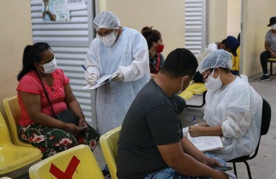 Trabalhadores de saúde do município de Manaus atendem aos pacientes